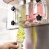 Machine à glace italienne avec design attractif et cônes de glace en vitrine, parfait pour attirer les clients.